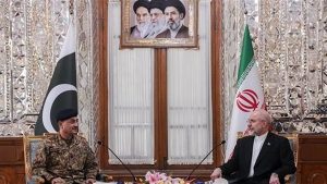 ضمن جهود الوساطة.. قائد الجيش الباكستاني يلتقي رئيس البرلمان الإيراني في طهران