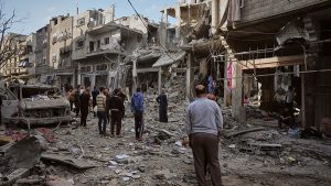فيديو. إسرائيل تدمر منزلا من 4 طوابق في غارة ليلية على مخيم بوسط غزة