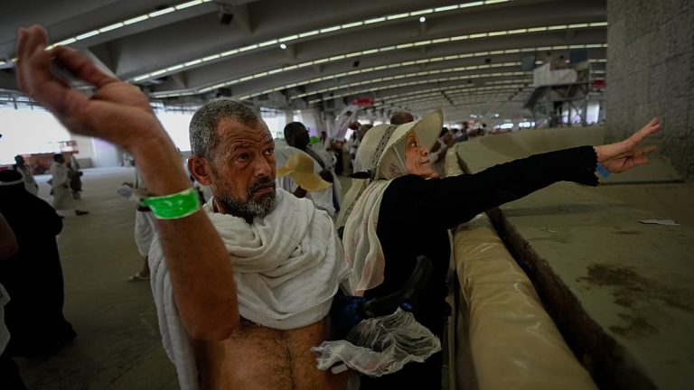 فيديو. السعودية: أكثر من 1 مليون و500 ألف حاج يؤدون رمي الجمرات في منى