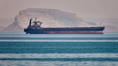 إيران تُطلق هيئة جديدة لإدارة مضيق هرمز وفرض رسوم على السفن العابرة