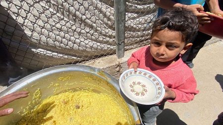 بتمويل لا يتجاوز 10%.. الجوع يطارد 1.6 مليون شخص في غزة و”التكايا” تعجز عن سد الفجوة