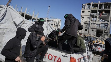 قائد جماعة مسلحة مناهضة لحماس في غزة لصحيفة إسرائيلية: بدأنا بأربعة أشخاص وأصبحنا بالمئات