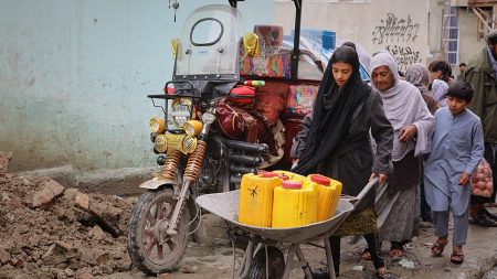 أطفال أفغانستان يدفعون ثمن حروب المنطقة: مسؤول أممي يحذر من انهيار المساعدات الإنسانية