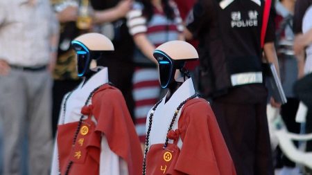 فيديو. كوريا الجنوبية: آلاف يشاهدون رهبانا آليين يسيرون في شوارع سيول التاريخية