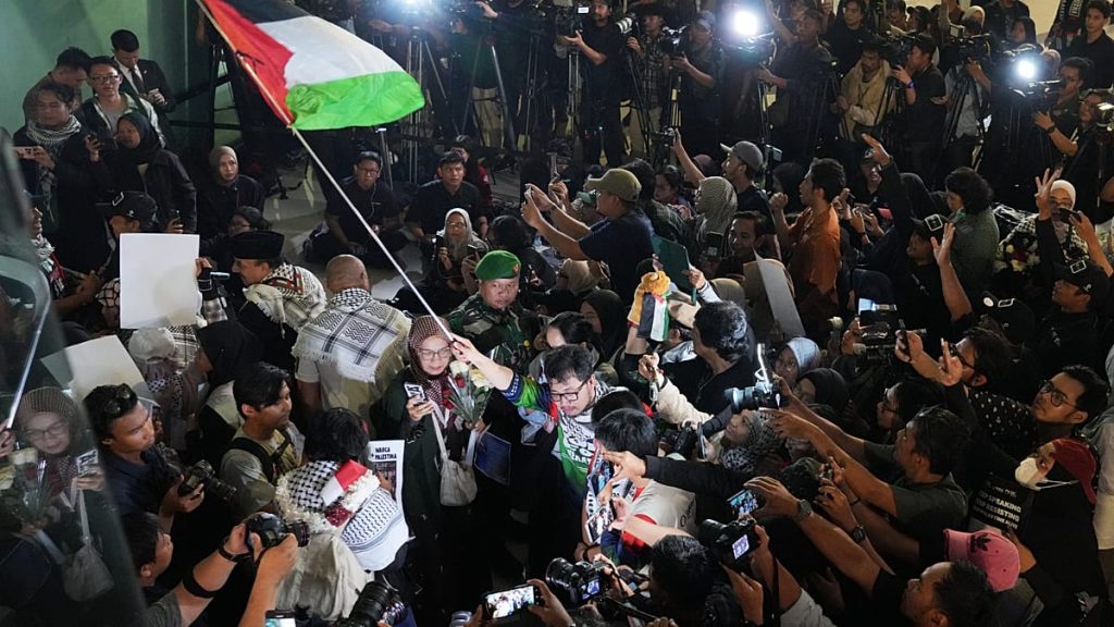 “ضرب وتحرش وحرمان من الطعام”.. نشطاء “أسطول الصمود” يروون ما تعرضوا له خلال احتجازهم في إسرائيل