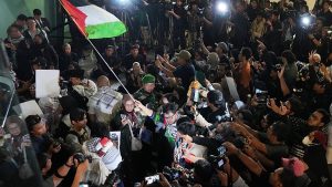 “ضرب وتحرش وحرمان من الطعام”.. نشطاء “أسطول الصمود” يروون ما تعرضوا له خلال احتجازهم في إسرائيل