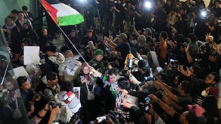 “ضرب وتحرش وحرمان من الطعام”.. نشطاء “أسطول الصمود” يروون ما تعرضوا له خلال احتجازهم في إسرائيل