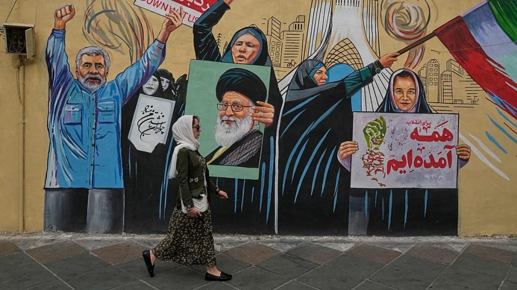 الحرس الثوري يدرب على السلاح في الشوارع وشاشات التلفزة: كيف يبدو المشهد داخل إيران؟