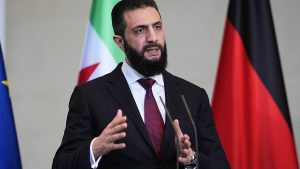 “ازرعوها بلحيتنا”.. أحمد الشرع يحاول احتواء غضب أهالي محافظة دير الزور بعد تصريحات والده