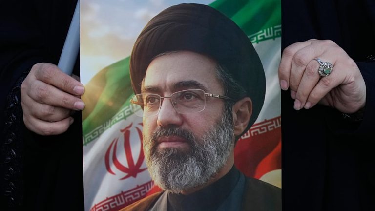 خامنئي: عقارب الساعة لن تعود إلى الوراء ودول المنطقة لن تكون بعد الآن دروعا للقواعد الأميركية