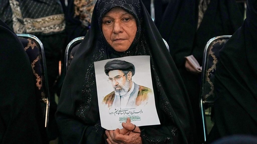 قيادة غامضة ومجلس خماسي يدير القرار.. تقرير يثير تساؤلات حول دور مجتبى خامنئي في حكم إيران