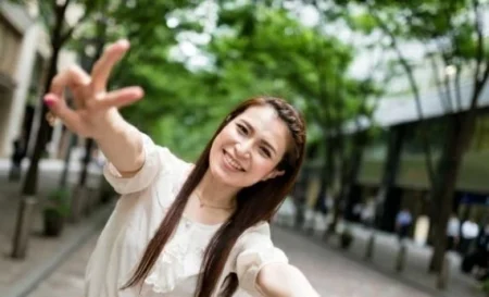 احذر «إشارة النصر».. كيف يمكن لصورتك أن تسرق بصمتك وأموالك؟ – أخبار السعودية