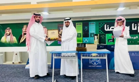 وكيل متوسطة سعد بن أبي وقاص بظهران الجنوب يكرّم الطلاب والمعلمين – أخبار السعودية
