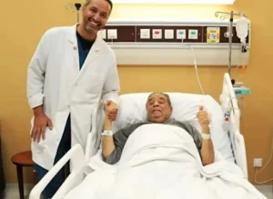 بعد جراحة دقيقة بالعمود الفقري.. تطورات الحالة الصحية للفنان راشد الشمراني – أخبار السعودية