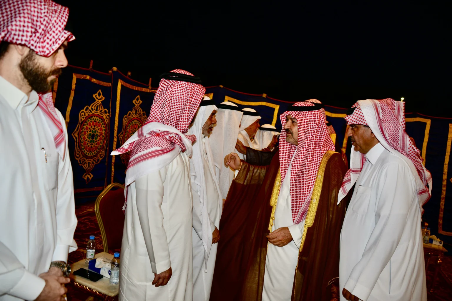 في آخر أيام العزاء.. مشعل بن ماجد يُعزّي آل قطان في فقيدهم