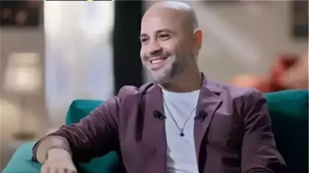 عزيز الشافعي يقاضي منتقديه بسبب حملات التشويه بعد أغنية بحرية