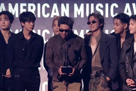 بعد 4 سنوات من التوقف بسبب التجنيد.. فرقة BTS الكورية تستعيد القمة وتحصد «فنان العام» – أخبار السعودية