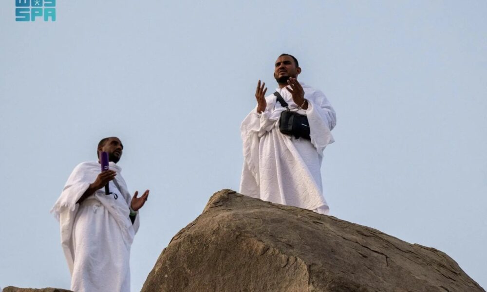 توافد الحجاج إلى مشعر عرفات لأداء ركن الحج الأعظم