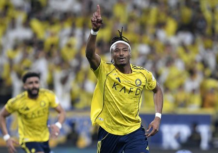 قمة «دوري روشن».. النصر يتقدم على الهلال بهدف سيماكان في الشوط الأول