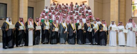 أمير القصيم يكرّم 80 فائزًا وفائزة بجائزة الموظف المثالي في نسختها التاسعة