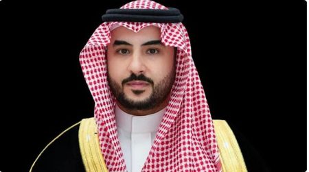 وزير الدفاع يهنئ القيادة بمناسبة عيد الأضحى المبارك