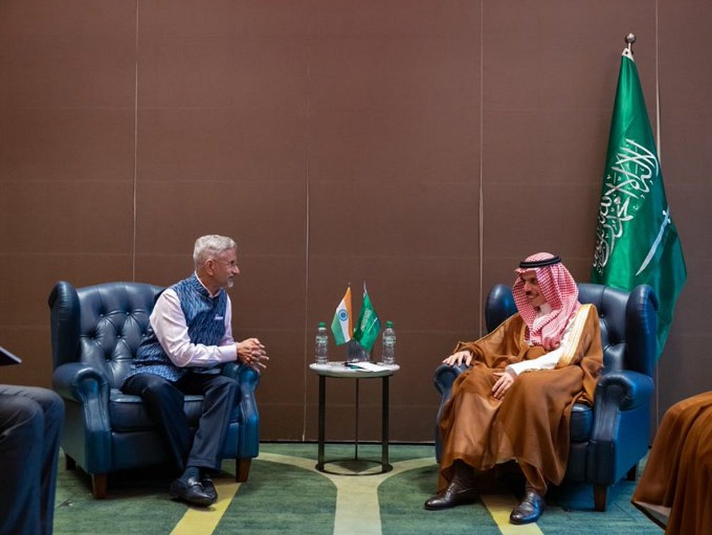 وزير الخارجية يبحث مستجدات الأوضاع مع نظيره الهندي