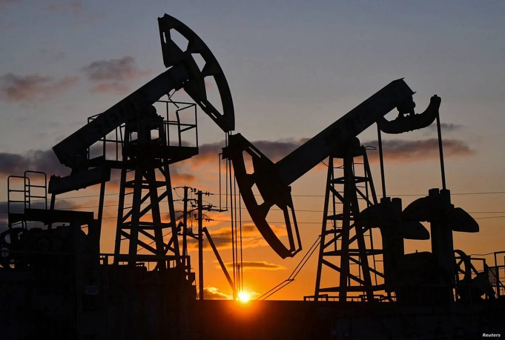 أسعار النفط ترتفع أكثر من 3% بعد إعلان إيران استهداف قاعدة جوية أمريكية