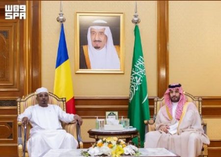 ولي العهد يستعرض العلاقات الثنائية مع الرئيس التشادي