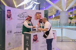 «الشؤون الإسلامية» تواصل توزيع 1.9 مليون نسخة من المصحف الشريف على الحجاج المغادرين