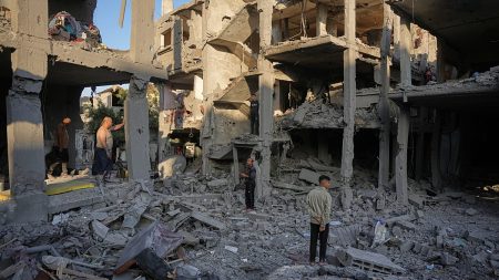 الجيش الإسرائيلي يقتل طفلاً فلسطينيًا أمام والده في “منطقة آمنة” بقطاع غزة