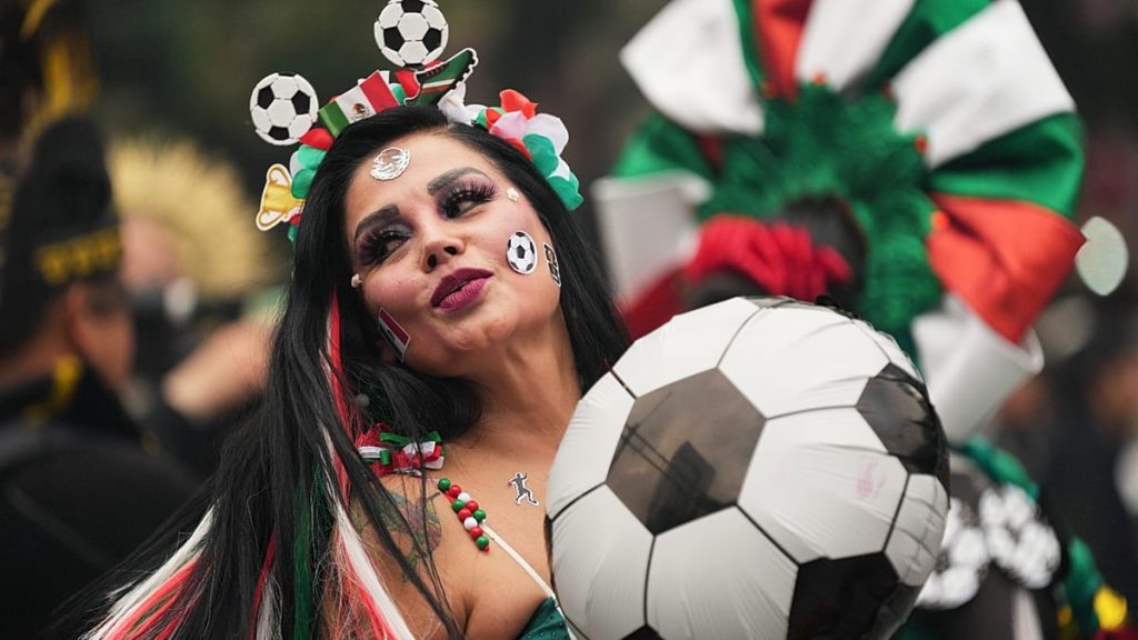 فيديو. آلاف يشاركون في محاولة رقم قياسي لموجة بشرية في مكسيكو سيتي قبل كأس العالم