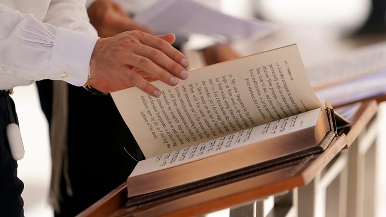 قانون يساوي بين دراسة التوراة والتجنيد.. هل ينجح نتنياهو في استرضاء الحريديم قبل الانتخابات؟