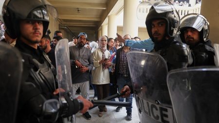 بعد مطالبته رجال أعمال بالإيفاء بتبرعاتهم.. توقيف ناشط سوري على خلفية شكاوى بالقدح والذم