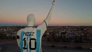 فيديو. تمثال ضخم لميسي يكرّم بطل الأرجنتين في كأس العالم