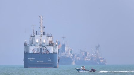 إيران تعلن رسمياً إغلاق مضيق هرمز وواشنطن تُكذّبها.. وترامب يهدد بفرض رسوم على المرور