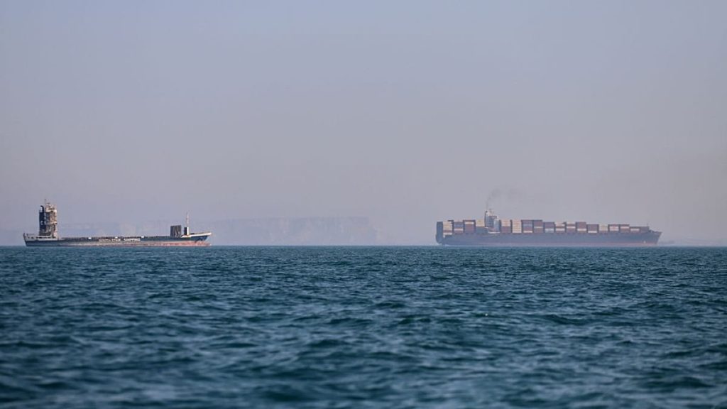 التفاهم “في خطر”: إيران تغلق هرمز مجدداً.. ومحادثات مع واشنطن الأحد في سويسرا