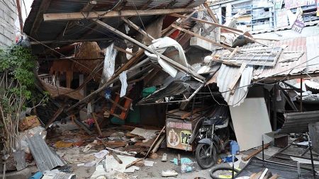 فيديو. زلزال الفلبين: السكان يزيلون الأنقاض وسط مخاوف من الهزات الارتدادية