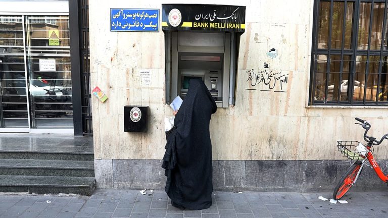إيران: هجوم سيبراني يضرب نظام البطاقات المصرفية ويعطل خدمات ثلاثة بنوك كبرى