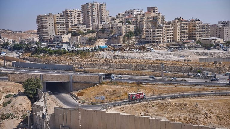بذريعة “رسوم الاستخدام”.. جمعية استيطانية تطالب عائلة مقدسية في سلوان بـ416 ألف دولار