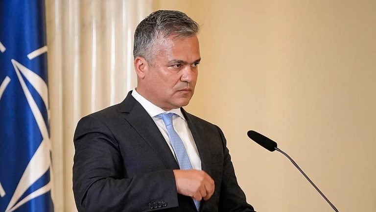 الرئيس الروماني يكلّف أدريان فيستيا برئاسة الحكومة