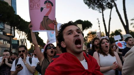 فيديو. ألبانيا: آلاف يتظاهرون لليوم 12 احتجاجا على منتجع مرتبط بترامب
