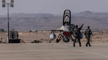 الجيش الإسرائيلي يقرّ بإصابة قاعدة جوية بشظايا صاروخ خلال التصعيد الأخير مع إيران