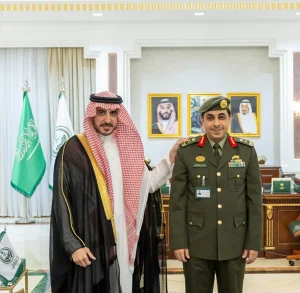 فيصل بن نواف يستقبل مدير جوازات المنطقة المكلّف ويقلّده رتبة لواء – أخبار السعودية
