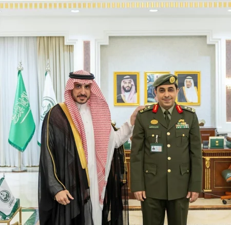 فيصل بن نواف يستقبل مدير جوازات المنطقة المكلّف ويقلّده رتبة لواء – أخبار السعودية