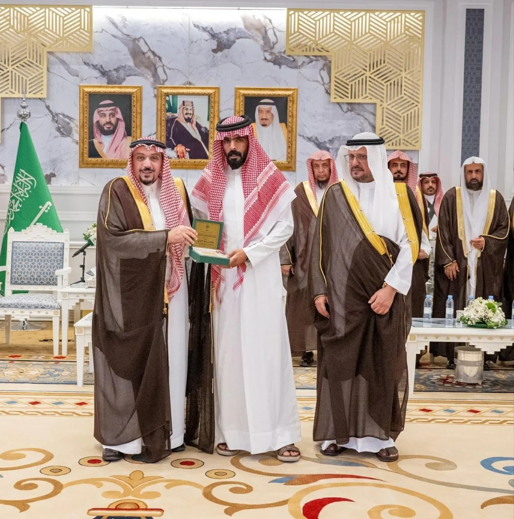 أمير القصيم يكرّم مواطناً تبرع بأعضاء طفله المتوفَى دماغياً – أخبار السعودية
