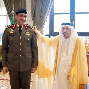 أمير الرياض يقلد قائد القوة الخاصة بأمن قصر الحكم ومساعده رتبتيهما الجديدتين – أخبار السعودية