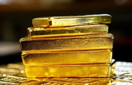 الذهب يهبط أكثر من 2% مع ارتفاع الدولار بفضل توقعات الفائدة – أخبار السعودية