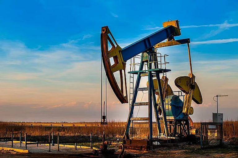 أسعار النفط تنخفض بنحو 1% عند التسوية
