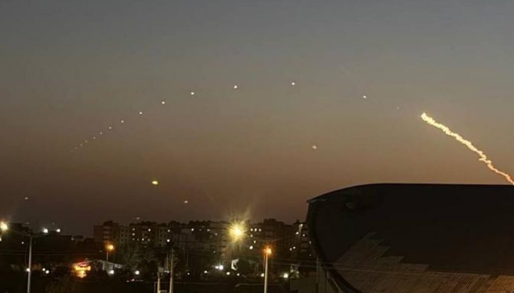 التلفزيون الإيراني: 5 مقذوفات تستهدف موقعًا في ميناب ..و«البنتاغون» يصف الهجمات بـ«الدبلوماسية القسرية»