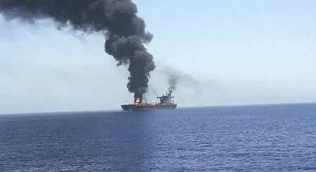 مقذوف مجهول يستهدف ناقلة نفط قبالة سواحل عُمان المطلة على هرمز